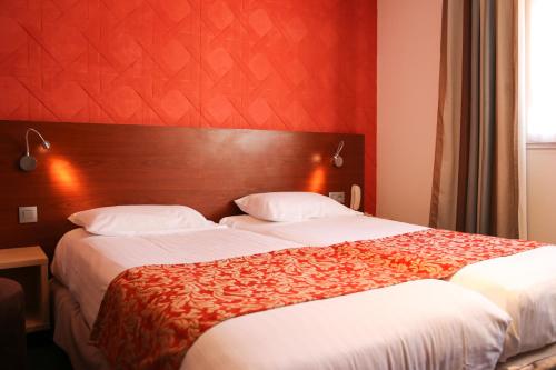 Postel nebo postele na pokoji v ubytování Hotel SPA Plage St Jean