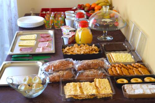 ein Tisch mit vielen verschiedenen Arten von Essen darauf in der Unterkunft The Swan B&B in Manerba del Garda