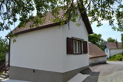 uma casa branca com uma janela e um telhado em Kleines Kellerstöckl Nimm 2 em Rechnitz