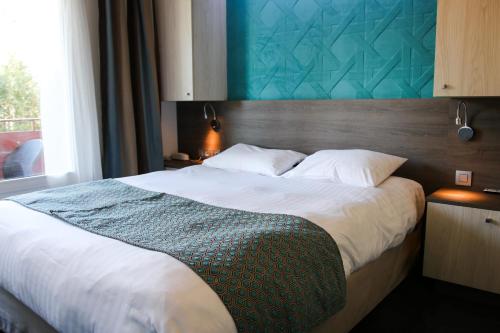 Postel nebo postele na pokoji v ubytování Hotel SPA Plage St Jean