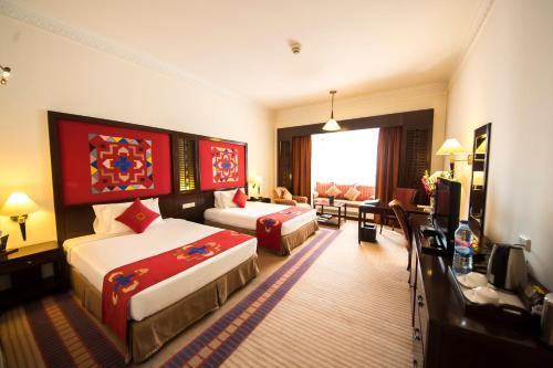  Kabul Serena Hotel -  Room  picture :   Minibar    Shower    Bath                           