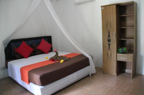 سرير أو أسرّة في غرفة في Mirna Homestay