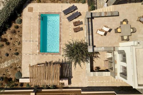 an overhead view of a swimming pool next to a building at Diles & Rinies in Tinos Town
