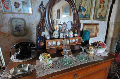 a wooden dresser with a mirror and a dresser with vases at B&B Il Torchio in Calco