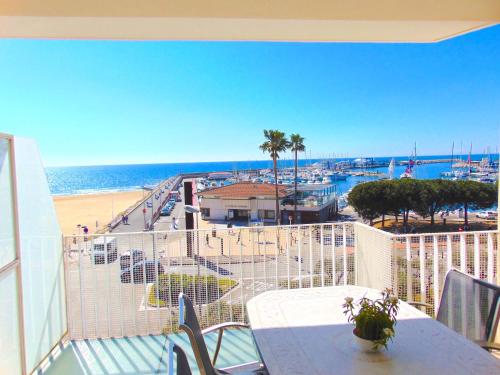 balcón con mesa y vistas a la playa en Apartaments Voramar, en Cambrils