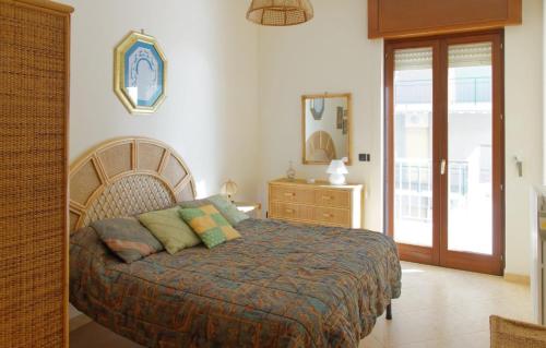 una camera con letto, cassettiera e finestra di Appartamenti bella vista a Gallipoli
