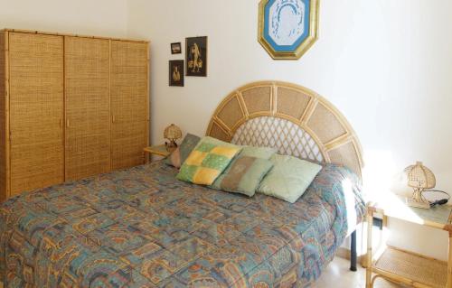 ガリポリにあるAppartamenti bella vistaのベッドルーム1室(大型ベッド1台、壁掛け時計付)