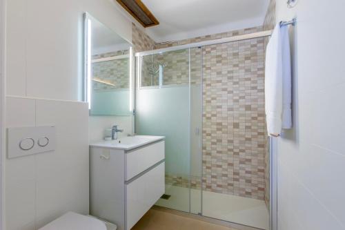 Ένα μπάνιο στο Beachfront Villa Socias Playa by Sealand Villas