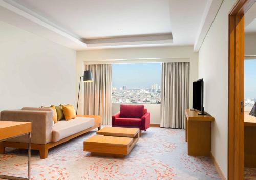 Télévision ou salle de divertissement dans l'établissement Holiday Inn & Suites Jakarta Gajah Mada by IHG
