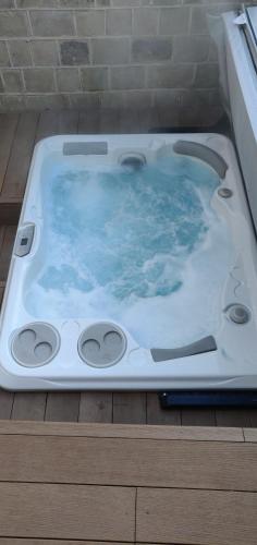a hot tub sitting on top of a wooden floor at Teardrop Cottage in Knaresborough