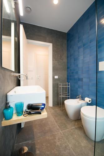 a bathroom with a tub and a sink and a toilet at Quattro Briganti in Salerno