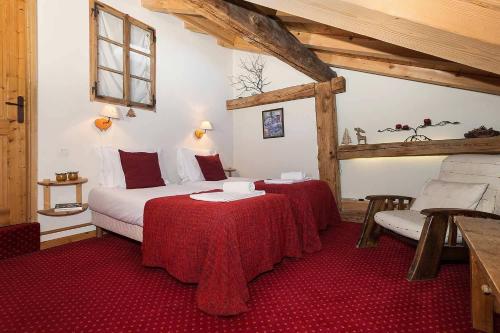 シャモニー・モンブランにあるCHALET PELE - Alpes Travel - Central Chamonix - Sleeps 11のベッドルーム1室(ベッド1台、テーブル、椅子付)