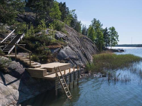 un ponte di legno su un corpo idrico di Holiday Home Lokki by Interhome a Karuna