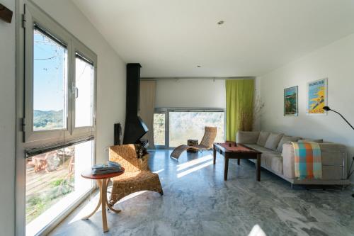 uma sala de estar com um sofá e uma mesa em Casa de las Letrinas Baja, 2 Habt 5 más 1 Pers max chimenea con horno em Puerto de la Laja