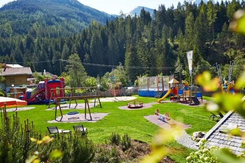 Детска площадка в Almhof Family und Wellness Resort