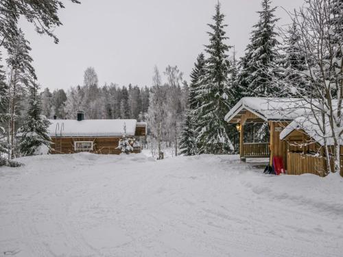 une cabine recouverte de neige avec un toit recouvert de neige dans l'établissement Holiday Home Mäntyrinne by Interhome, à Havumäki