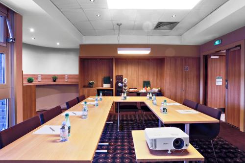 a conference room with a long table and chairs at Mercure Paris Vaugirard Porte De Versailles in Paris