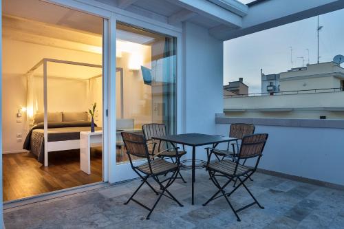 d'une table et de chaises sur un balcon avec une chambre. dans l'établissement Bed And Breakfast T57, à Bitonto