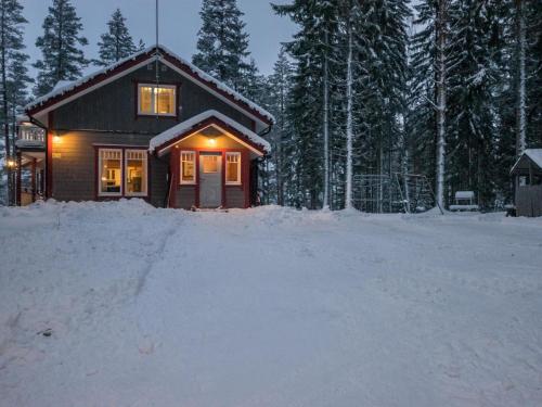 HavumäkiにあるHoliday Home Sirppilahti by Interhomeの雪の小屋