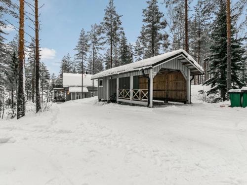 HavumäkiにあるHoliday Home Eemilin huvila by Interhomeの木々が背景に見える雪の小屋