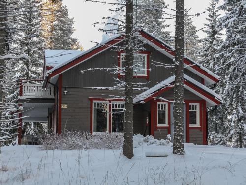 HavumäkiにあるHoliday Home Sirppilahti by Interhomeの雪中の木々の小屋