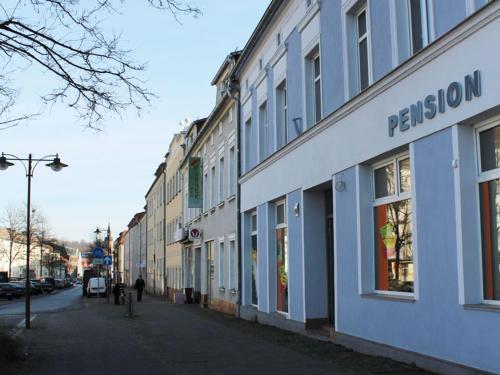 Ulica z budynkiem z napisem w obiekcie Pension BERLIN in Spremberg w mieście Spremberg