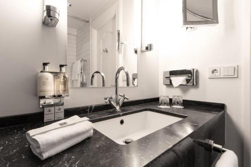 A bathroom at Hotel Borg by Keahotels