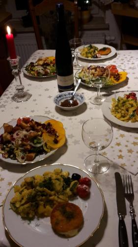 Makanan di atau berdekatan apartmen