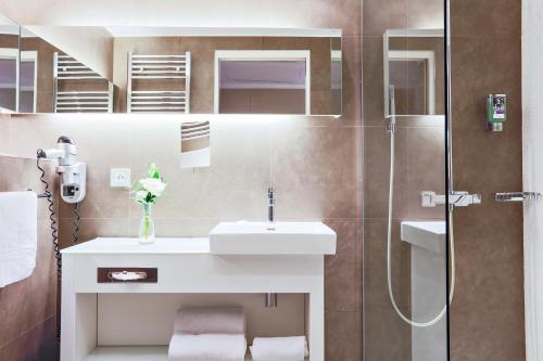 a bathroom with a sink and a shower at Mercure Paris Vaugirard Porte De Versailles in Paris