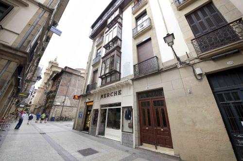 Ulica z budynkami i ludźmi idącymi ulicą w obiekcie The Rentals Collection | Dream w mieście San Sebastián