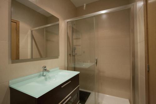 een badkamer met een wastafel en een douche bij The Rentals Collection | Avenida II in San Sebastian