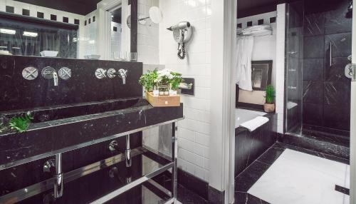Phòng tắm tại Ercilla Embarcadero Hotel