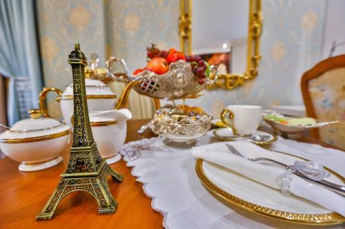 a dining room table with a figurine of the eiffel tower at Golden Lis Hotel Boutique in Goiânia