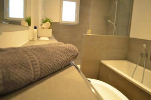 ein Badezimmer mit einem Waschbecken, einem WC und einer Badewanne in der Unterkunft Apartment Pfungstadt in Pfungstadt