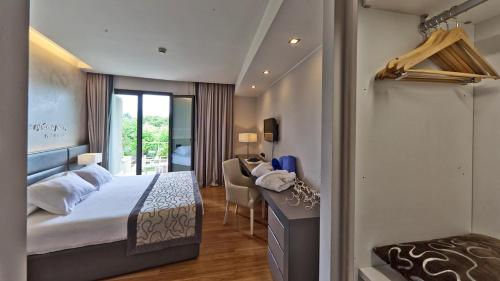 ein Schlafzimmer mit einem Bett und einem Schreibtisch in einem Zimmer in der Unterkunft Hotel Majestic in Galzignano Terme
