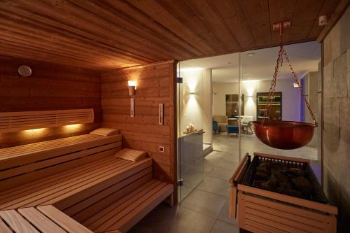a sauna with a tub and a shower at Korbstadthotel Krone in Lichtenfels
