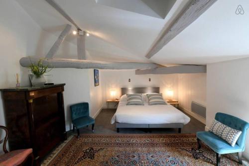 Uma cama ou camas num quarto em Belle maison bourgeoise de charme dans un domaine viticole