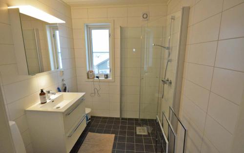 a bathroom with a sink and a shower at Golfvegen 76 in Trysil