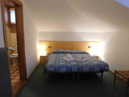 A bed or beds in a room at Albergo Alpino