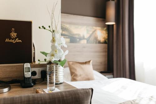 Postel nebo postele na pokoji v ubytování Hotel Sion