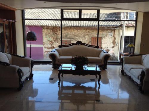 - un salon avec un canapé et une table basse dans l'établissement Hotel Real de Uruapan, à Uruapan del Progreso