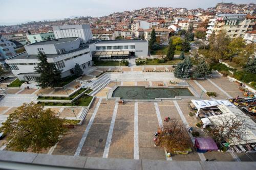 an aerial view of a courtyard in a city at Spa Hotel Spartak in Sandanski