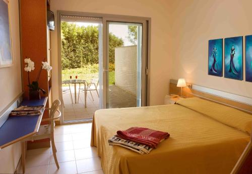 Łóżko lub łóżka w pokoju w obiekcie African Beach Hotel-Residence