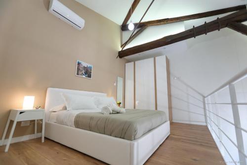 パレルモにあるMaison Cutòの白いベッドルーム(白いベッド1台、テーブル付)