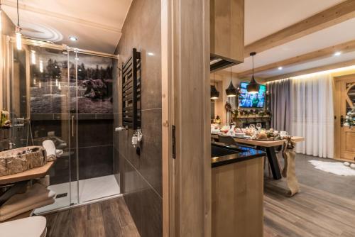 una cocina con fregadero y encimera en Domek Góralski - Górski HYR, en Zakopane