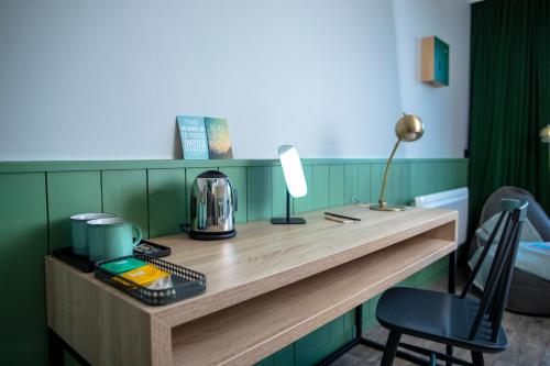 a desk with a coffee maker and a lamp on it at Center Parcs Les Bois Francs in Verneuil d'Avre et d'Iton