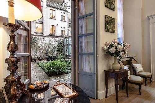 Antica Apartment with private Outdoor, in the Heart of Milan few steps from Duomo, By HouseinMIlano