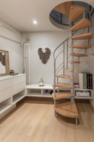 Antica Apartment with private Outdoor, in the Heart of Milan few steps from Duomo, By HouseinMIlano