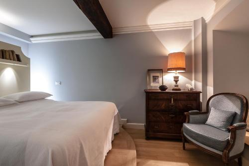 Antica Apartment with private Outdoor, in the Heart of Milan few steps from Duomo, By HouseinMIlano