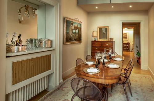 Antica Apartment with private Outdoor, in the Heart of Milan few steps from Duomo, By HouseinMIlano